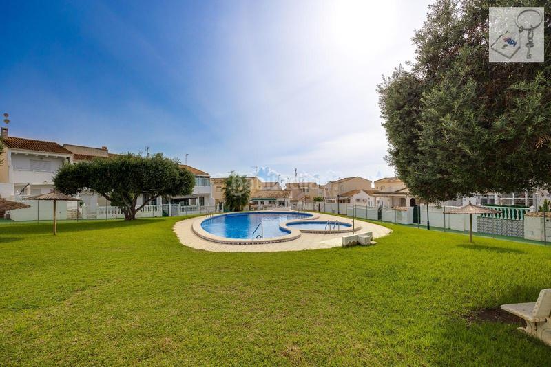 Foto 2bb1e6a5-2a95-4994-b99d-e303b77c5356. Chalet con piscina in La Florida Orihuela