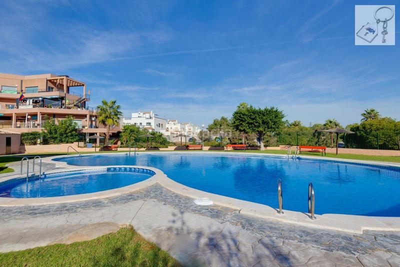 Foto 42c68b0b-079b-4f02-b2fa-61059037c089. Maison avec piscine dans La Florida Orihuela