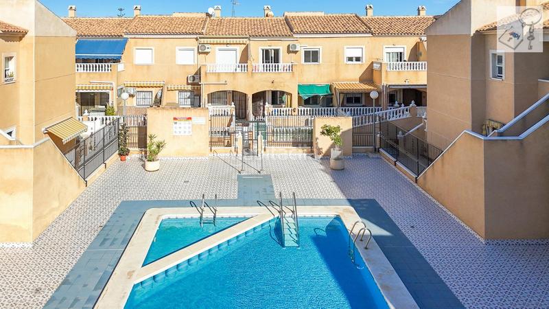 Foto d4efbd96-c995-4989-b537-45d898ed8bcb. Casa amb piscina a Parque Acuático - Sector 25 Torrevieja