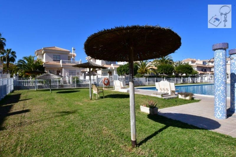 Foto c729ebc4-5846-45f6-b9ad-64461cea19b8. Casa amb piscina a Playa Flamenca Orihuela