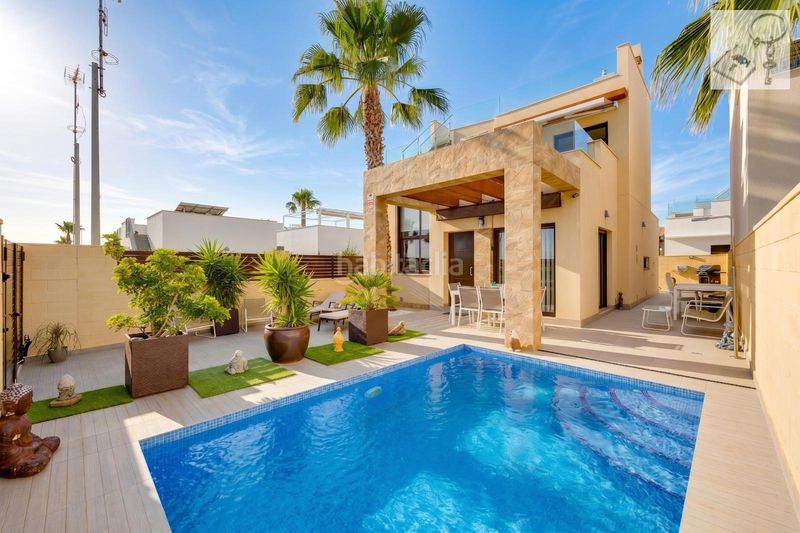 Foto a9f7d3b9-8937-4849-9c9a-a6d8a387f4c5. Casa amb piscina a Rojales