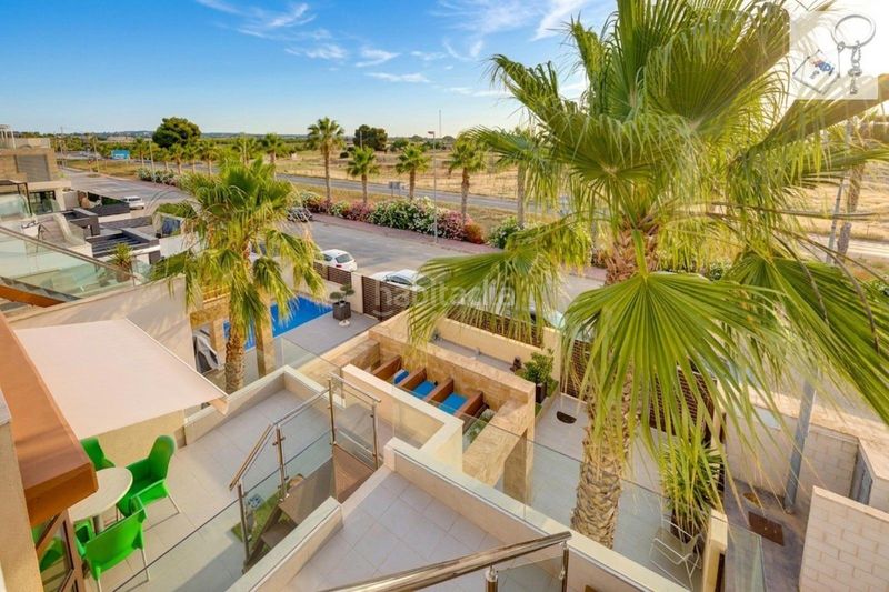 Foto beb1a438-300a-4c35-9b83-e5c0a44d3c6f. Casa amb piscina a Rojales