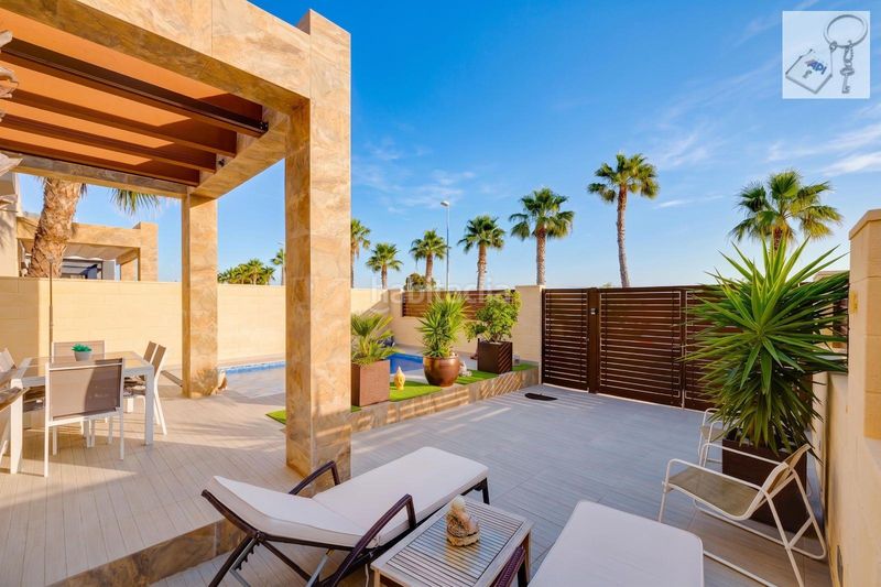 Foto d1662545-d623-4038-9835-a198098e14d7. Casa amb piscina a Rojales