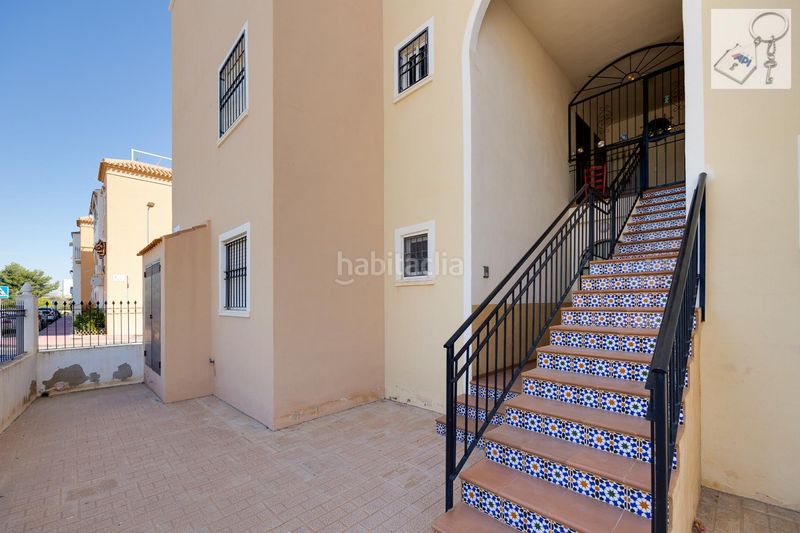 Foto 2093cd18-2fc1-4b46-a3b1-ff258990a1d2. Casa amb piscina a La Veleta Torrevieja