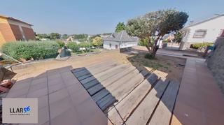 Xalet  Carrer de can mas. "un jardín para disfrutar, una casa para transformar."