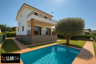 Xalet a Palau-solit i Plegamans. Tu futuro hogar en can falguera: espacio, luz y potencial