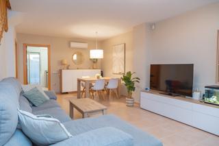 Casa adossada  Camí de can llonch. Tu próxima historia empieza aquí.