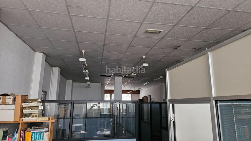 Foto 03fc1900-fd48-4a30-983b-9d3b16f098fc. Local comercial lonja distribuida en despachos con buena altura en Bilbao