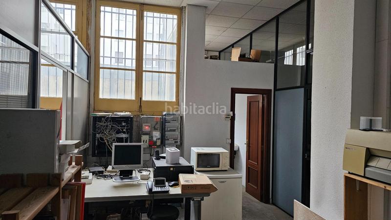 Foto 072c8345-a3a8-4998-b676-04a1b61fb977. Local comercial lonja distribuida en despachos con buena altura en Bilbao