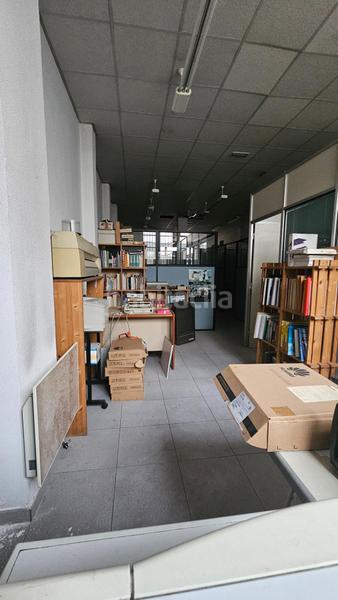 Foto 25df13dc-4b7c-4758-915c-072c66e808f2. Local comercial lonja distribuida en despachos con buena altura en Bilbao