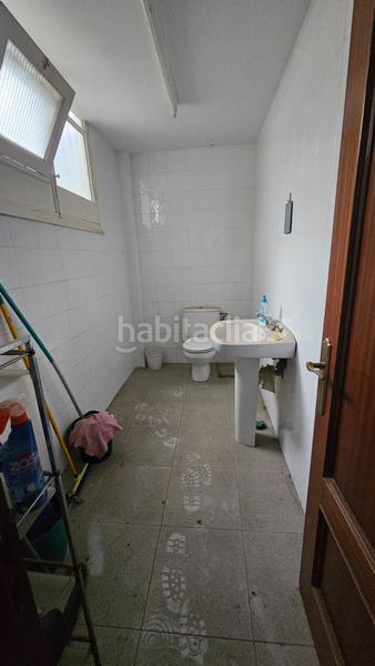 Foto a3153eef-caf9-4d9b-aa5a-c1d0f31cf125. Local comercial lonja distribuida en despachos con buena altura en Bilbao