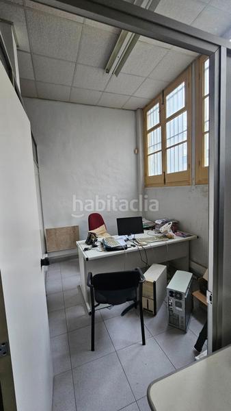 Foto b5986748-a81d-4624-880e-d01fd9f8f4e0. Local comercial lonja distribuida en despachos con buena altura en Bilbao