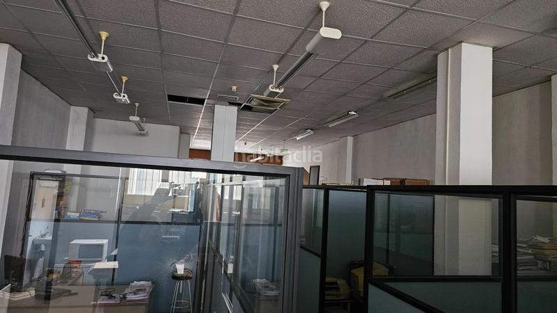 Foto bfbfe284-19b7-4208-8b4d-c6c2eb2d74d1. Local comercial lonja distribuida en despachos con buena altura en Bilbao