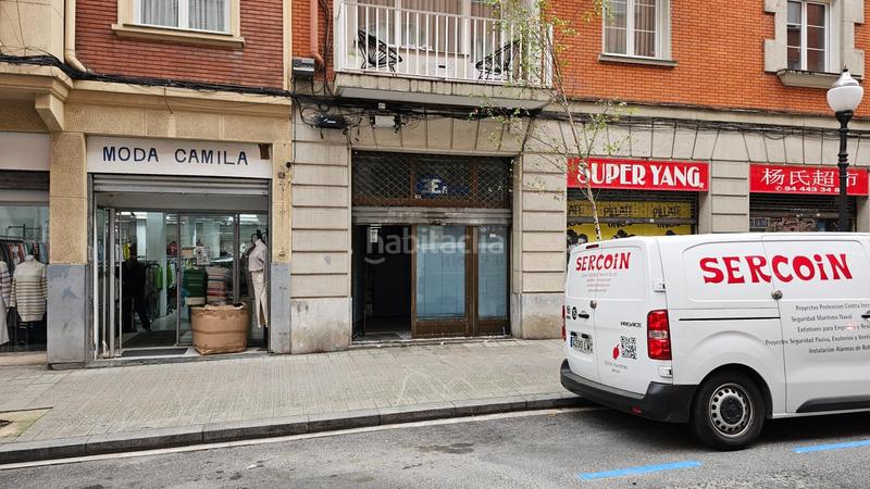 Foto bfdb224e-66ad-4ca9-a04b-4ee233c775c0. Local comercial lonja distribuida en despachos con buena altura en Bilbao