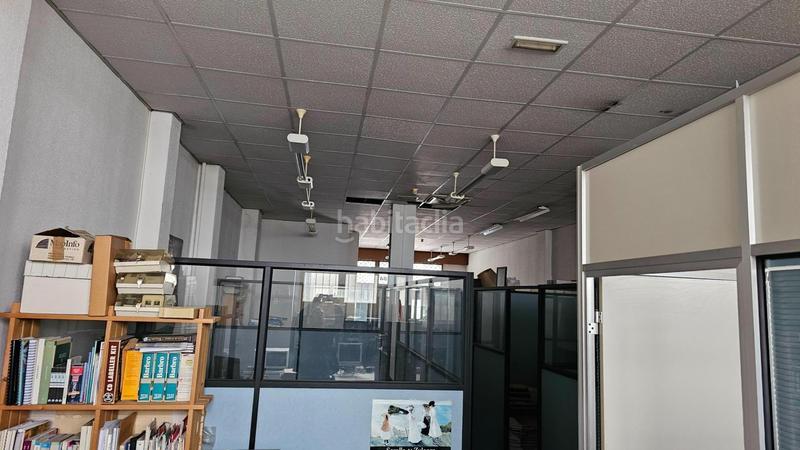 Foto fe7c81f6-f1d4-4a3c-b3ab-47a51b394be9. Local comercial lonja distribuida en despachos con buena altura en Bilbao