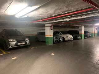 Aparcament cotxe  Carrer de roger de llria. Coche mediano-pequeo