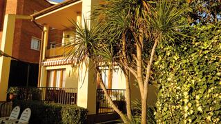 Xalet a Serraparera. Casa en venta de 5 habitaciones, con jardn y piscina.