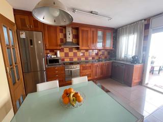 Casa adossada a Grcia. Casa unifamiliar en venta de 3h con garaje.