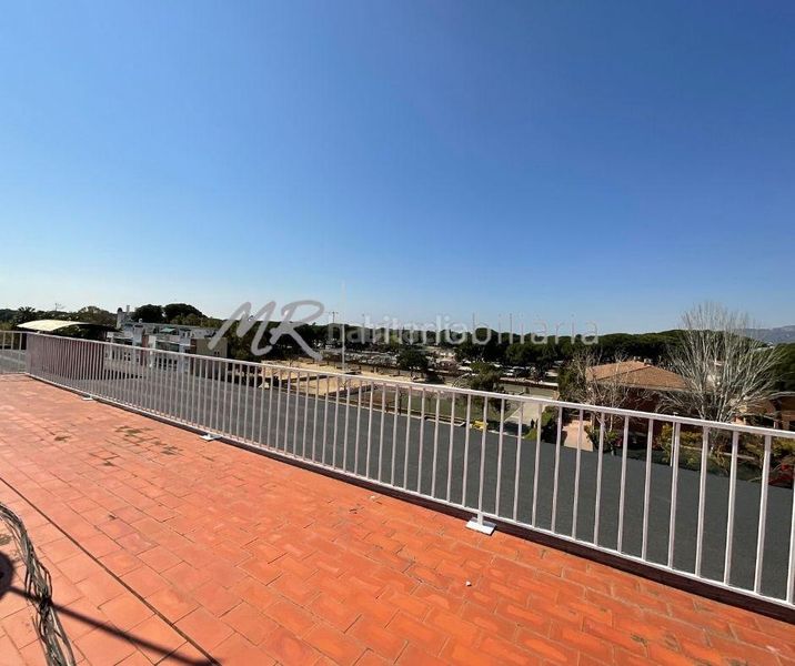 Foto 587d8707-037e-46b9-a694-d45849b65ecb. Àtic amb calefacció aparcament piscina a Gava Mar Gavà