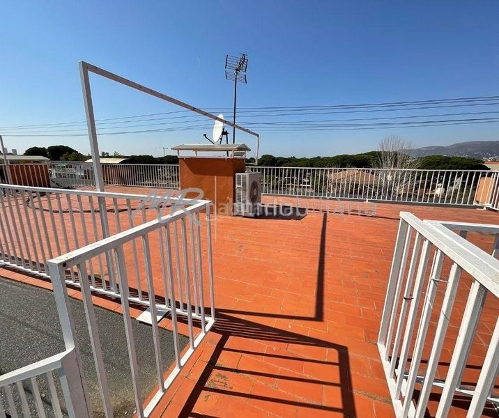 Foto 97ee37f0-1583-4974-b6c1-3cb92a7b434e. Àtic amb calefacció aparcament piscina a Gava Mar Gavà