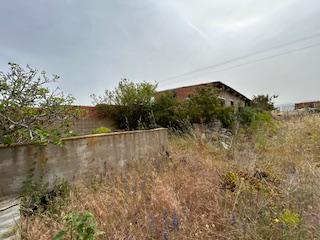 Fabrikhalle in Espirdo. Parcela con construcción, un pequeño apartamento y granja