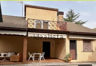 Xalet a Collado Mediano. Chalet independiente con piscina propia, terreno de 1500m2 en ur