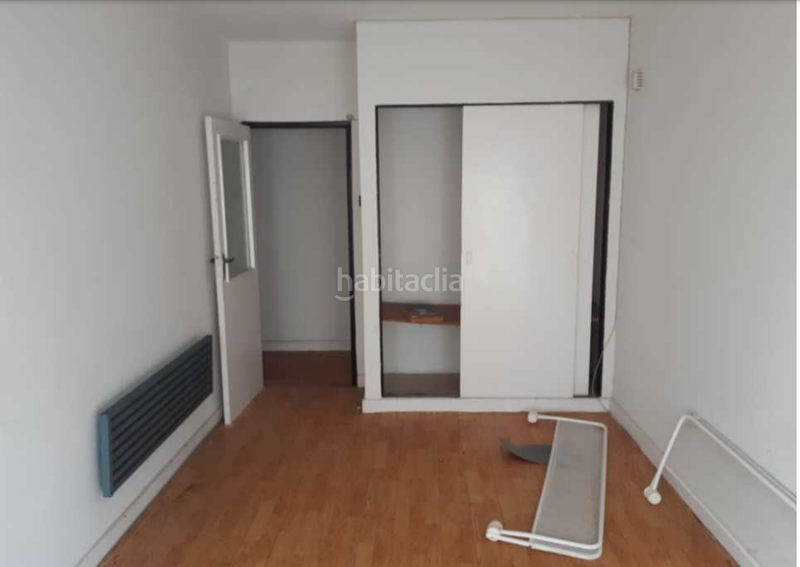 Foto 12c37947-b70d-469c-ba27-7e7b2caea6b6. Terreno residencial edificio en obra parada en Navia