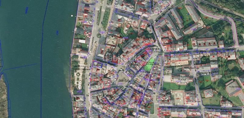 Foto d16c4280-a541-441e-a12e-ae3b635e48fa. Terreno residencial edificio en obra parada en Navia