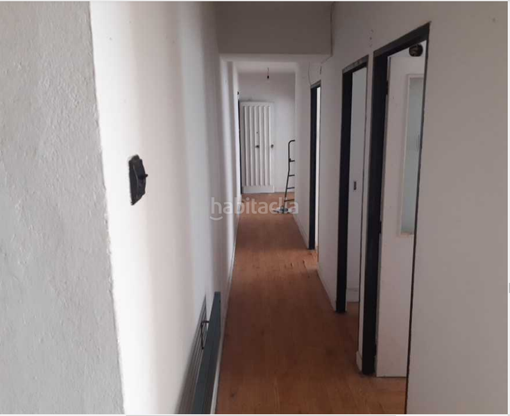 Foto fd77f2c6-8f56-4f07-b237-af0341cde78a. Terreno residencial edificio en obra parada en Navia