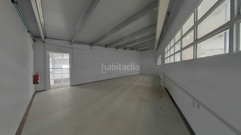 Foto add017a7-5f94-43c6-87b0-bc5522932209. Nau industrial a Deba