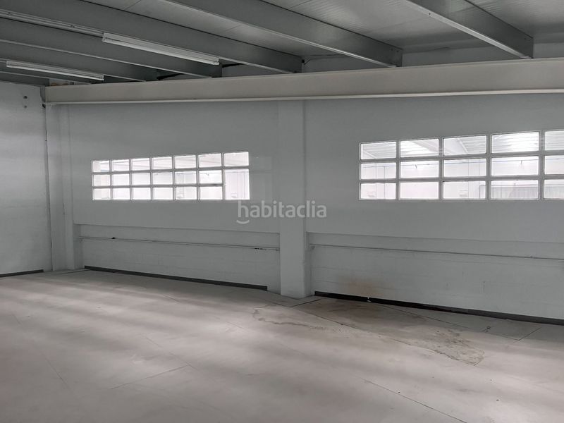 Foto ef0e3ecc-7379-44be-bb93-f32b0c408556. Nau industrial a Deba