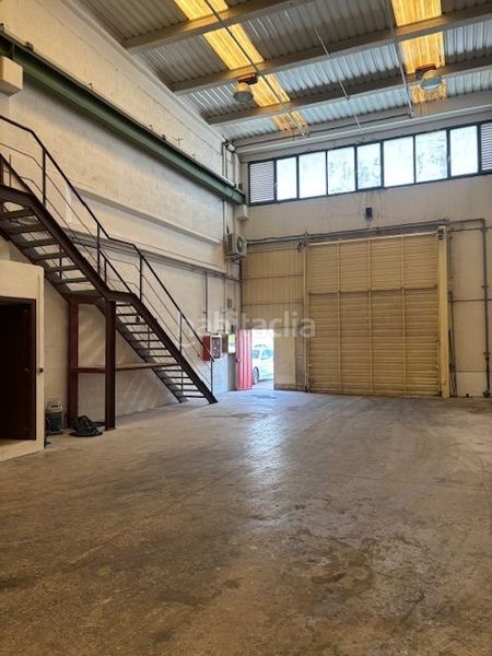 Foto f67983eb-7740-4a6c-883e-cfca6087bbe7. Location bâtiment à usage industriel dans Loiu