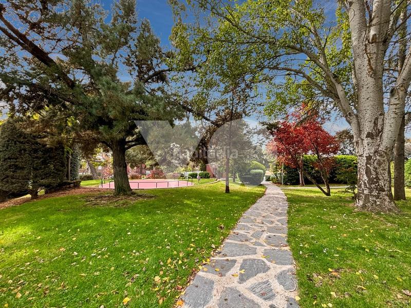 Foto 4964fc66-cc17-48f4-8904-b1bfa074f67c. Maison jumelée avec chauffage piscine dans El Guijo-Colonia España Galapagar