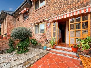 Reihenhaus in El Guijo-Colonia España. Chalet adosado en el guijo galapagar