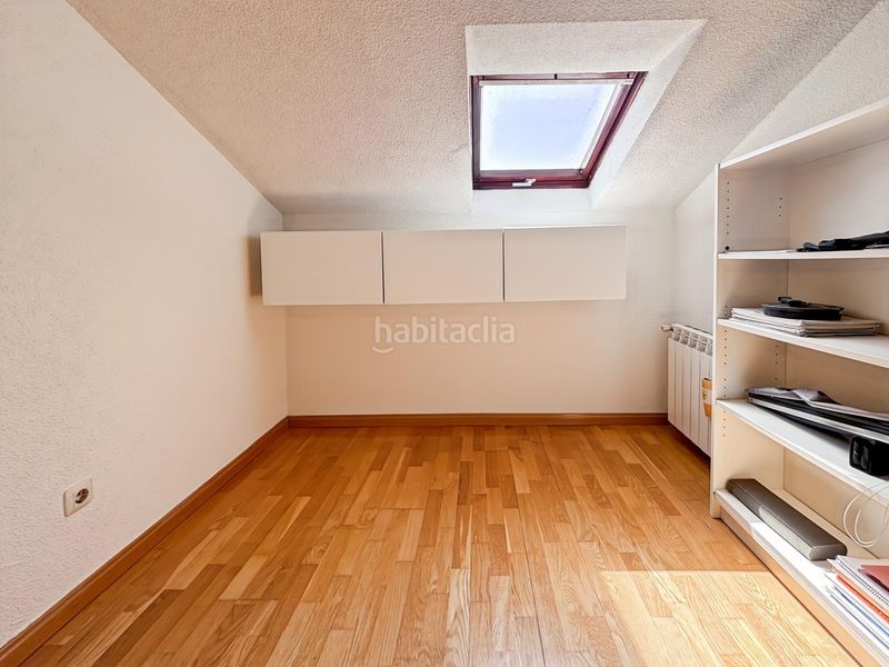 Foto ede0ab0a-ec15-4bc9-93e0-2ce72308157c. Duplex con riscaldamento parcheggio in Casa Amarilla Galapagar