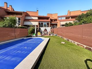 Maison  Violetas. Chalet adosado en venta en calle violetas, urb. las mojadillas.