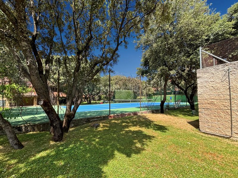 Foto ed8d8f0a-044d-4872-89a1-c9bc8ece7d5f. Pis amb calefacció aparcament piscina a Navalquejigo-Los Arroyos Escorial (El)