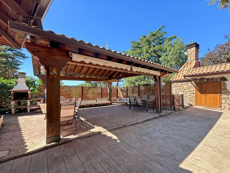 Foto 1524b52a-5f29-4a25-a8f6-8a4b8e88d229. Casa amb aparcament piscina a Las Zorreras-Monte Encinar Escorial (El)