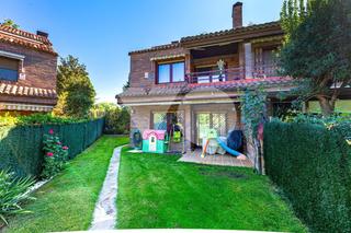 Casa aparellada a Carretera del Plantío. Chalet pareado en venta, carretera del plantío, majadahonda, mad