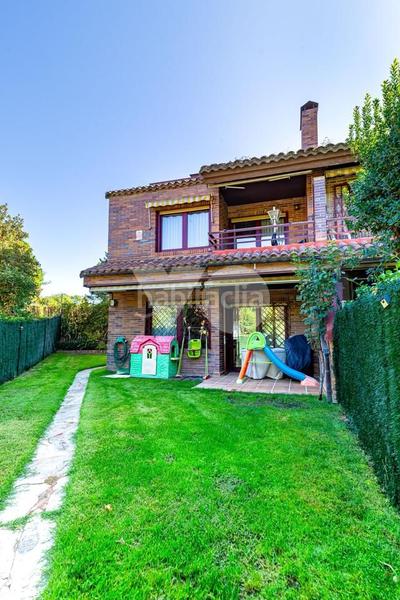 Foto ae9688b0-3fbd-4994-8c74-90fcb6998d75. Casa bifamiliare con riscaldamento piscina in Carretera del Plantío Majadahonda