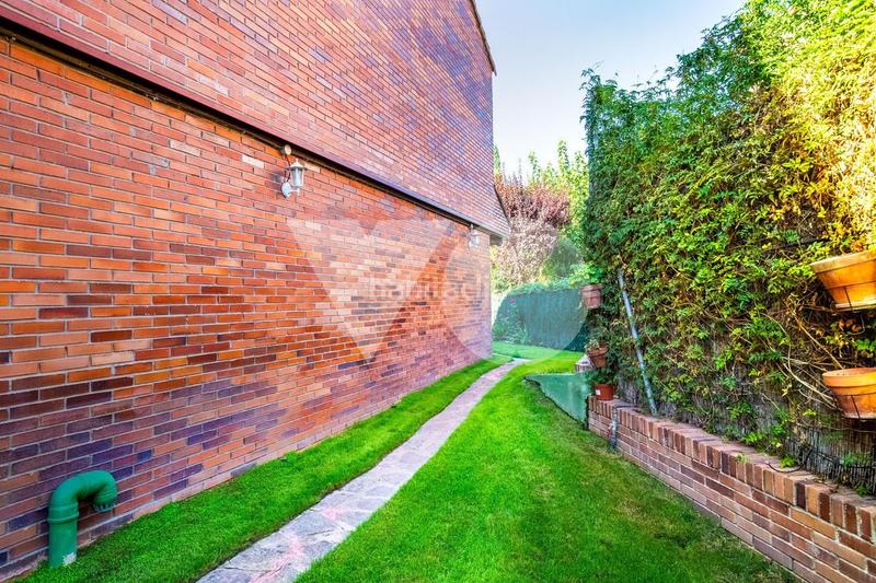 Foto f90abf03-eda2-402a-bacb-d0702115356a. Casa bifamiliare con riscaldamento piscina in Carretera del Plantío Majadahonda