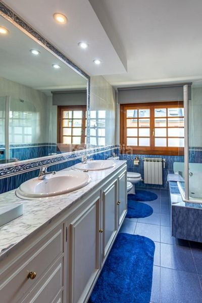 Foto a28c99df-2a0b-4b35-b378-dadc3b6e0bfe. Casa amb calefacció aparcament piscina a Aravaca Madrid