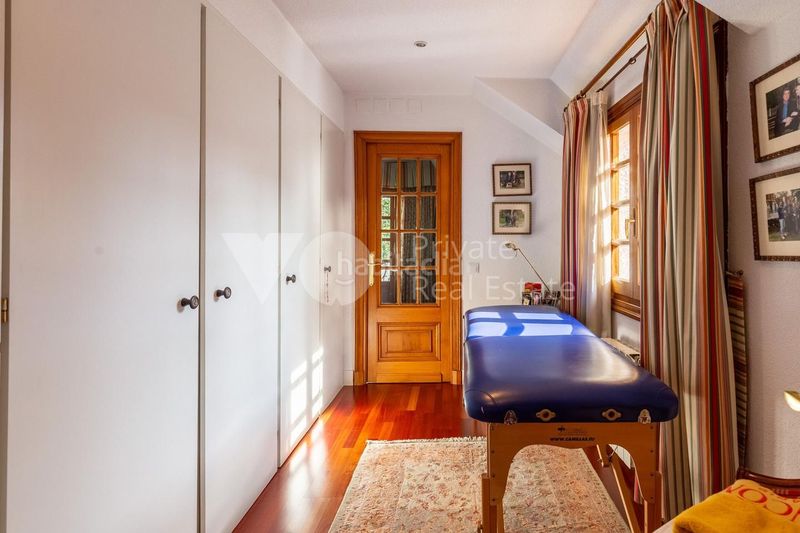 Foto ba97baf9-90d6-4fe6-a511-f4a2129694aa. Casa amb calefacció aparcament piscina a Aravaca Madrid