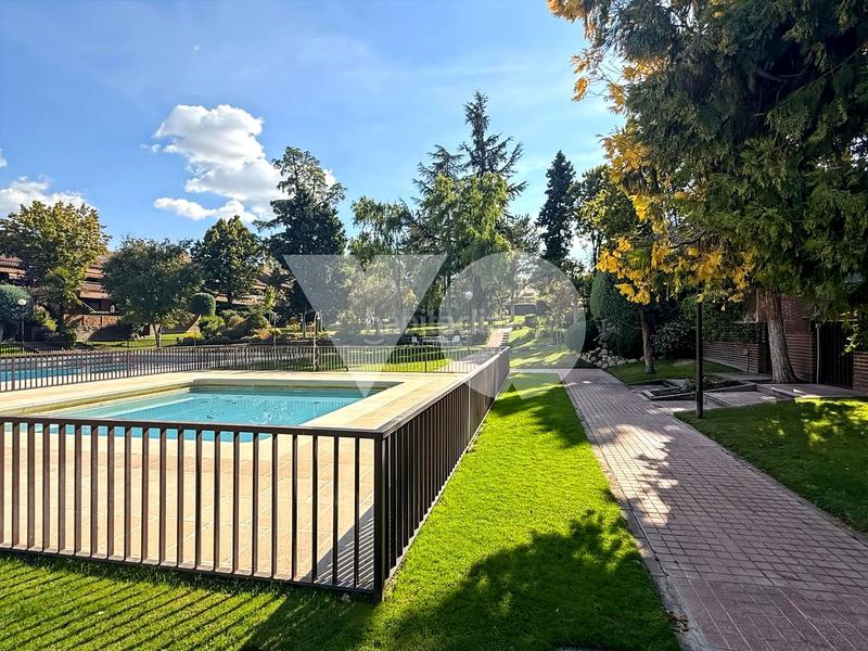 Foto cb729e5b-ac63-4e3b-be01-0e98dd129b83. Casa adossada amb calefacció piscina a El Burgo Rozas de Madrid (Las)