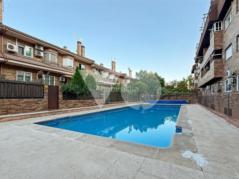 Foto 4bd33dd2-4ac3-49cc-ae6f-1e7e37f65662. Dúplex amb calefacció aparcament piscina a Los Llanos-Valle Pardo Villanueva del Pardillo