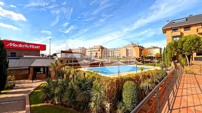 Foto f2a2b596-7ae6-4ede-a87f-2f3d755f93a5. Alquiler dúplex piso duplex en alquiler, golf el carralero, en Majadahonda