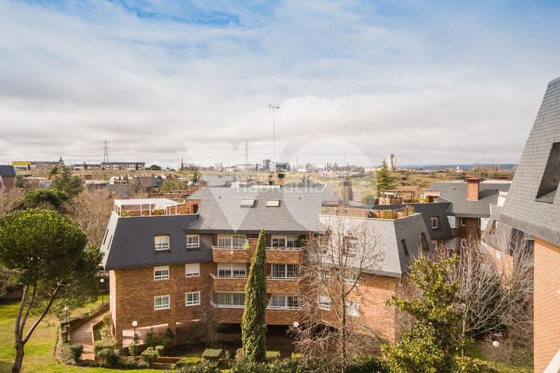 Foto 8b031db4-df5d-49d9-858f-57d79315fe53. Dúplex amb calefacció aparcament piscina a Norte Majadahonda