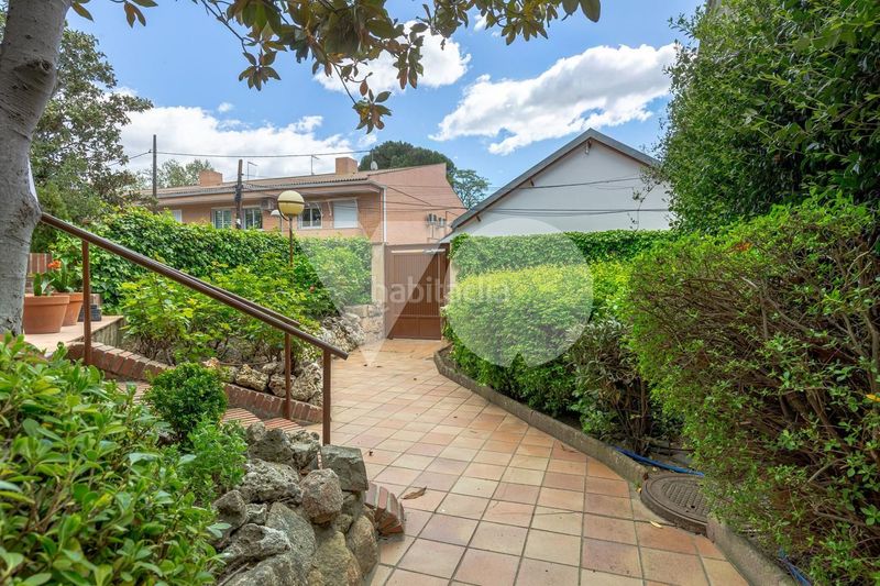 Foto 76d82b24-f03d-4f13-8fd4-17a07e697508. Casa aparellada amb calefacció aparcament a La Florida - El Plantío Madrid