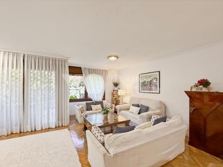 Casa bifamiliare in Carretera del Plantío. Chalet pareado en venta, carretera del plantío, majadahonda, mad