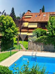 Casa bifamiliare in Carretera del Plantío. Chalet pareado en venta, carretera del plantío, majadahonda, mad